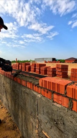 Делает опалубку из кирпичей для заливки плиты