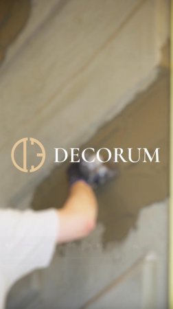 Процесс нанесения декоративной скалы