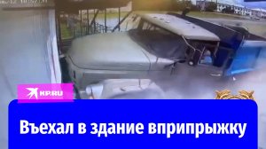 В Башкирии водитель ЗИЛа не справился с управлением и въехал в здание
