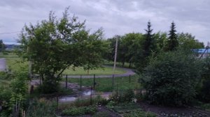 Дождливый и пасмурный вечер в деревне, деревенская жизнь