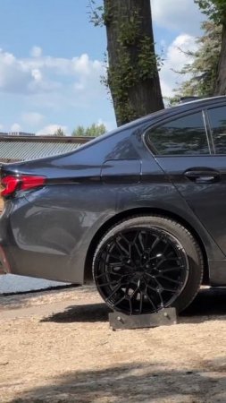 BMW 5 серии G30 на примерке дисков в 20-ом диаметре