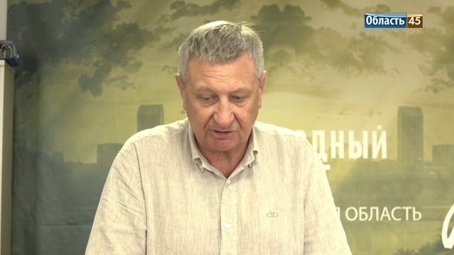 «За высокий профессионализм»: курганский сенатор Муратов наградил медработников