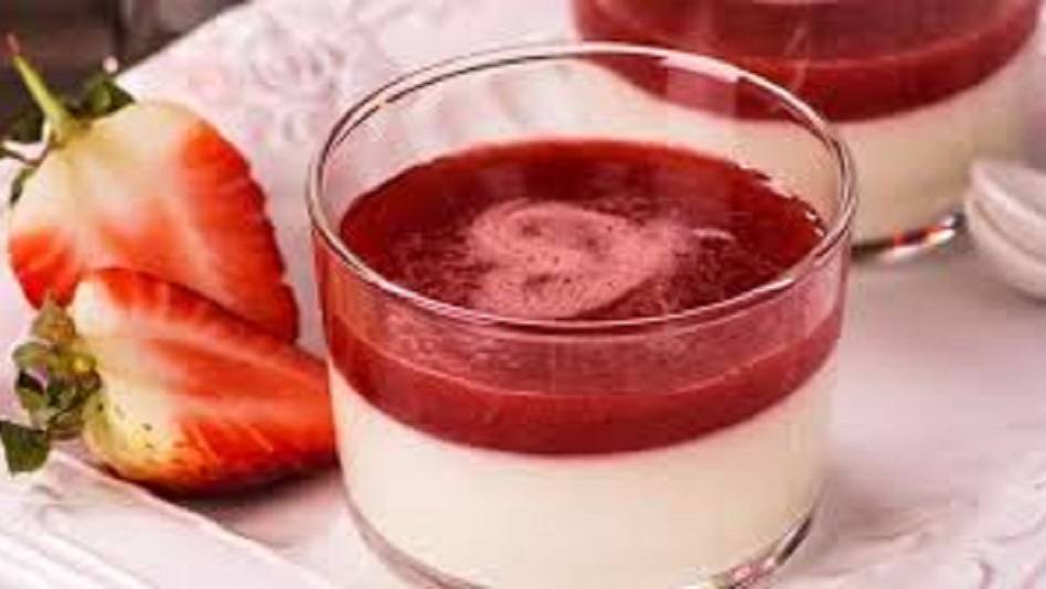 Панакота с клубничным соусом