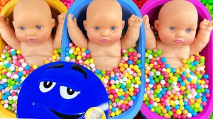 Мультики залипалки для детей. Смешиваем слайм и конфеты M&M's. Смотреть онлайн для детей и малышей.