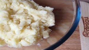 Биточки из картофеля, лосося и зеленого горошка