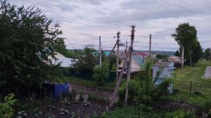 Красивый деревенский вечер, уютная и спокойная жизнь в деревне