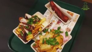 Немецкая уличная кухня. Курица с жареным картофелем ручной работы по голландски в торговом центре