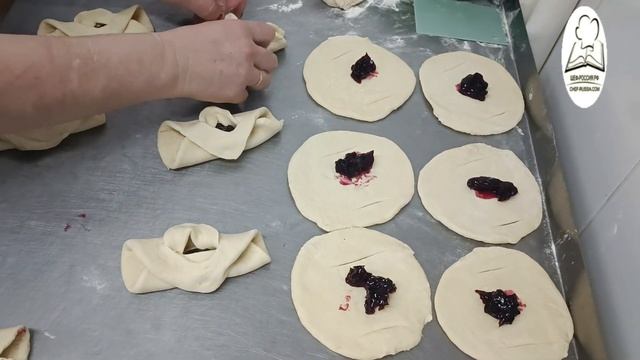 Сдобные булочки с повидлом и посыпкой из песочной крошки