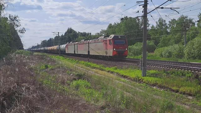 ТОЛЬКО ГРУЗОВЫЕ ПОЕЗДА РАНО УТРОМ ЕДУТ ПО МАГИСТРАЛИ.