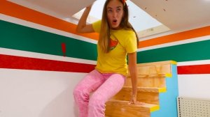 Влад и Ники - Крис строит и исследует секретные комнаты с друзьями