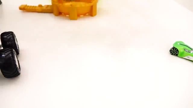 Влад и Никита - Влад и Никита играют с Hot Wheels Monster Truck