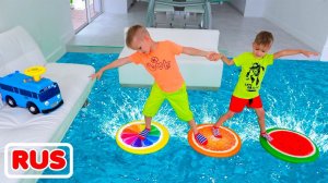 Влад и Ники играют с игрушечным автобусом! Видео для детей.