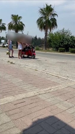 Дамочки, скутер не игрушка!
