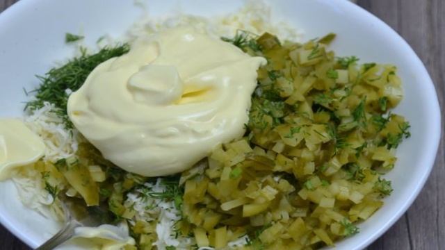 Черный хлеб со шпротами и огурцом