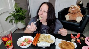 Мукбанг Вареники с картошкой Греческий салат Охотничьи колбаски Гренки Фреш Бар
