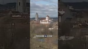 Майк Бенц представя документи, показващи, че правителството на САЩ e използвало парите на американск