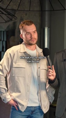Поднимал руку на девушку