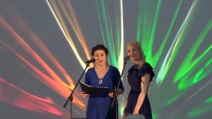 У деревни Крюково. Исполняют Нелли Семенкина и Людмила Горнаева.  За роялем Татьяна Уваркова.