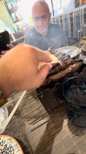 Мини мангал на столеузбекский шашлыкв Армениимясныедвиженияеда food рецепт шашлык ереван