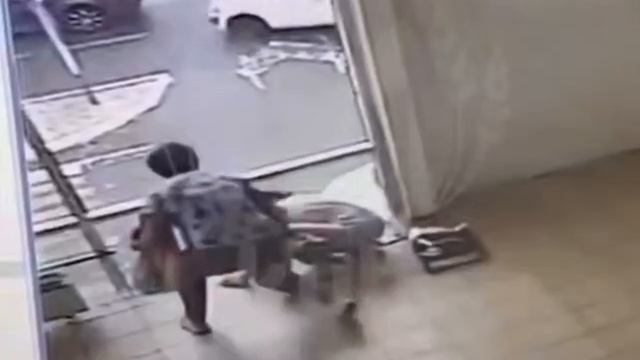 В Краснодарском крае трехлетний ребенок насмерть разбился в гипермаркете !!!
