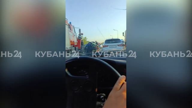 Двоих человек госпитализировали после массовой аварии под Краснодаром