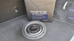 Небольшой обзор и установка сабвуферного динамика  Recoil SXS10D2 в короб запасного колеса