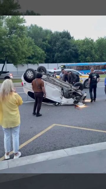 ‼️На Большой Академической после ДТП перевернулся автомобиль‼️