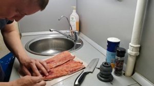 Солим горбушу простой рецепт, а получается объедение !!!