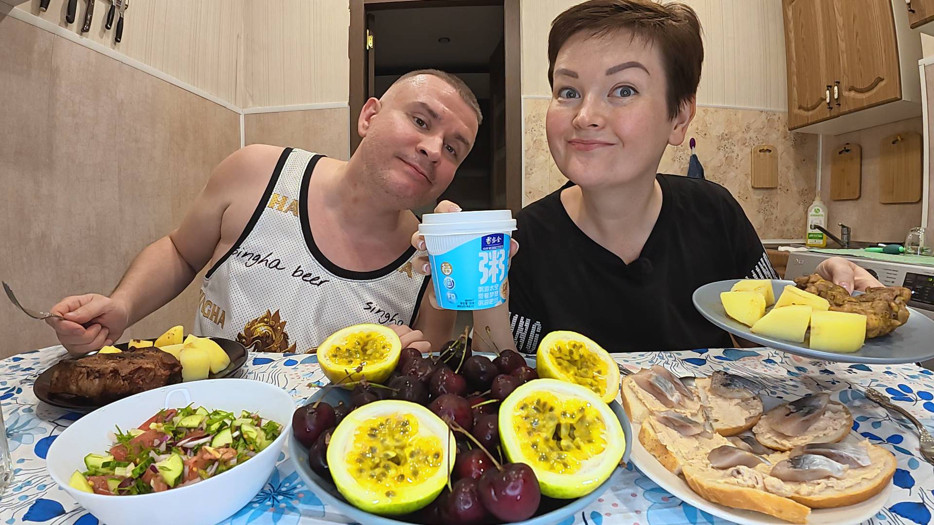 Мукбанг мы пищевые ИЗВРАЩЕНЦЫ Пробуем КИТАЙСКУЮ вкусняшку впервые! Риет из лосося и отбивные на ужин