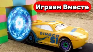Машинки из мультик ТАЧКИ ! Играем в игрушки из мультиков ! РУКА против Машинок ! Видео для детей