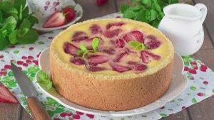 🍓 ПЕСОЧНЫЙ ПИРОГ С КЛУБНИКОЙ — рассыпчатый, сочный, за 40 минут!