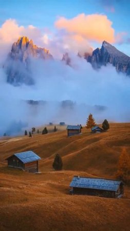 Облака окутывают деревню в горах ⛰