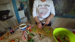 Жизнь в деревне. Салат из мидий, крабовых палочек, огурцов и помидора. Готовлю