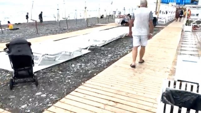 Сочи Лазаревское сегодня 18 июня 2025. Обстановка на пляже, какая погода после шторма, Чёрное море