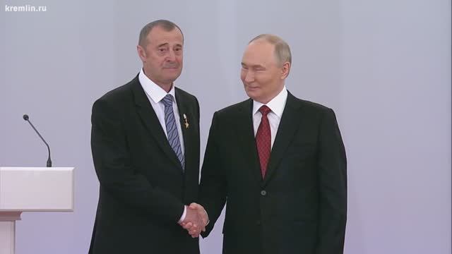 Президент России вручил слесарю-электромонтажнику ТВЗ медаль «Герой Труда РФ»