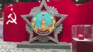 На ПМЭФ-2025 представлена стена из живых цветов, выполненная в форме ордена "Победа"