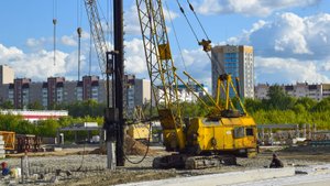 Кран RDK-250 с копровой установкой. Забивка сваи.