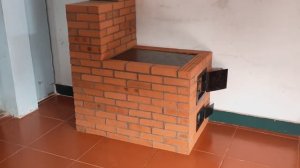 Бездымная дровяная печь в доме из красного кирпича Красивая и эффективная Своими руками