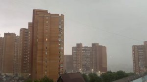 Молния эффектно шарахнула в многоэтажку в Красноярске. Из-за этого обрушилась часть кирпичной кладки