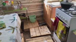 ЖИВЁМ В ДОМЕ С ЗЕМЛЯНЫМ ПОЛОМ, ПЕРЕВЫПОЛНИЛИ ПЛАН, РАБОТАЕМ КАК ДВА ТРАКТОРА РЕАЛЬНАЯ ЖИЗНЬ В РОССИ