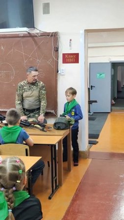 ПАТРИОТИЧЕСКИЕ УРОКИ И ВЫСТАВКА ВООРУЖЕНИЯ В ЦЕНТРЕ 'ЭДЕЛЬВЕЙС'