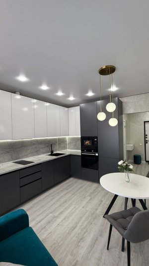 Обзор 2-х комнатной студии у метро, ТРЦ и парка