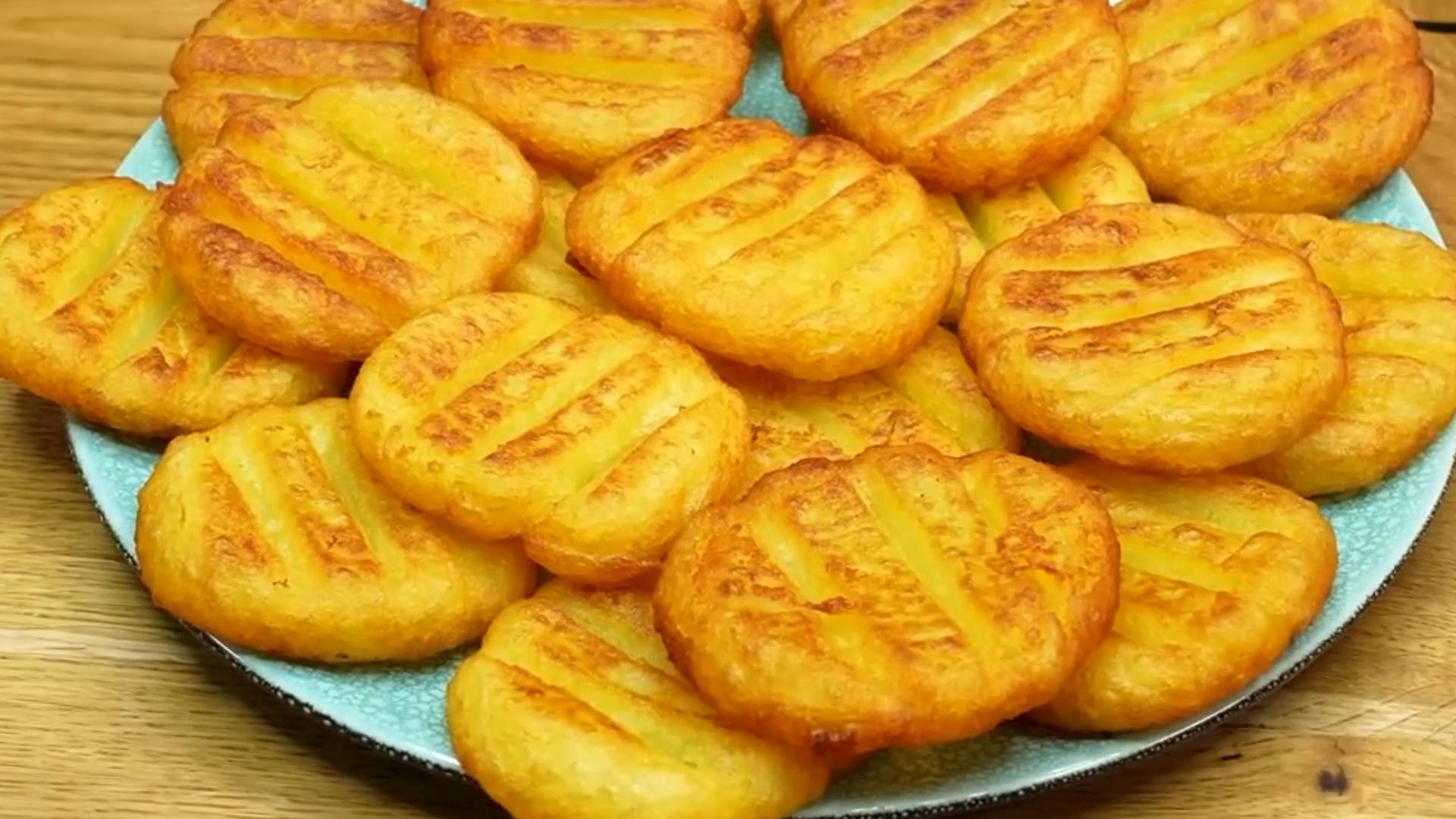 Картофельные лепешки с грибным соусом