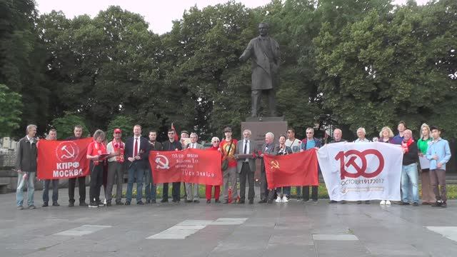 Алые гвоздики пламенному революционеру и борцу с фашизмом!