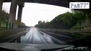 Легковушка, объезжая конус, чуть не оказалась сбита грузовиком