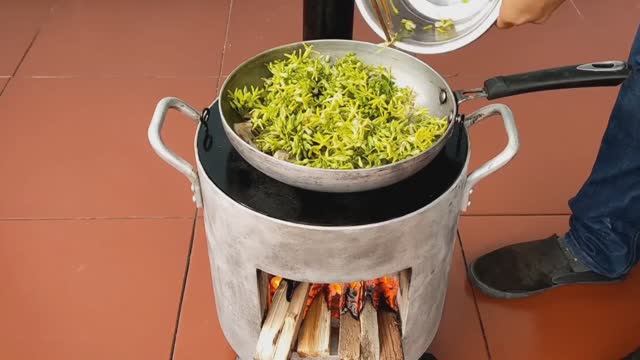 Бездымное дворовая печь из старой кастрюли и цемента Своими руками