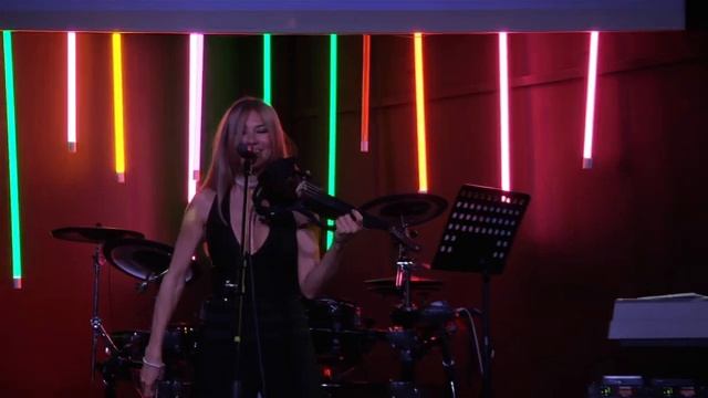 Выступление Елены Юдиной, педагога по игре на скрипке школы Sonata на концерте школы