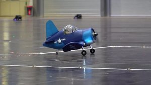 Забавная модель летающего самолёта