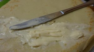 Блинные роллы со сливочным сыром и красной рыбой