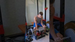 Бицепс сидя
